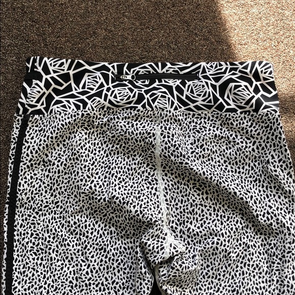 Lululemon cropped leggings - Picture 2 of 4